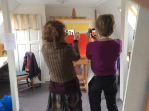 Marjan Smit & Neeltje leggen het werk in ontwikkeling vast.